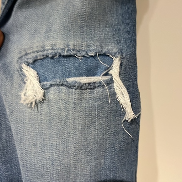 Abercrombie flared ripped jeans High-rise flare and regular length size 9/10. - Picture 4 of 5